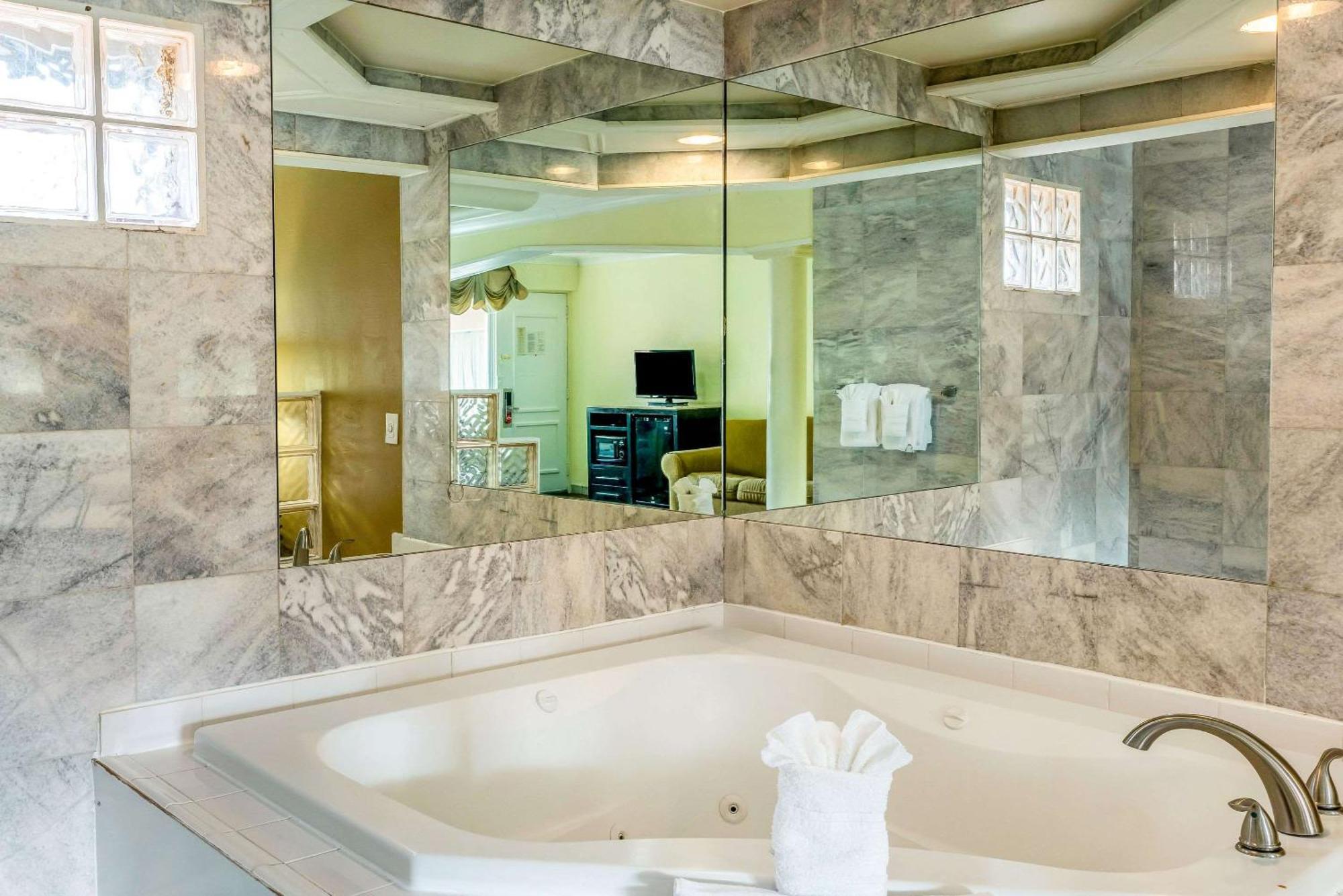 King Suite Whirlpool Bath