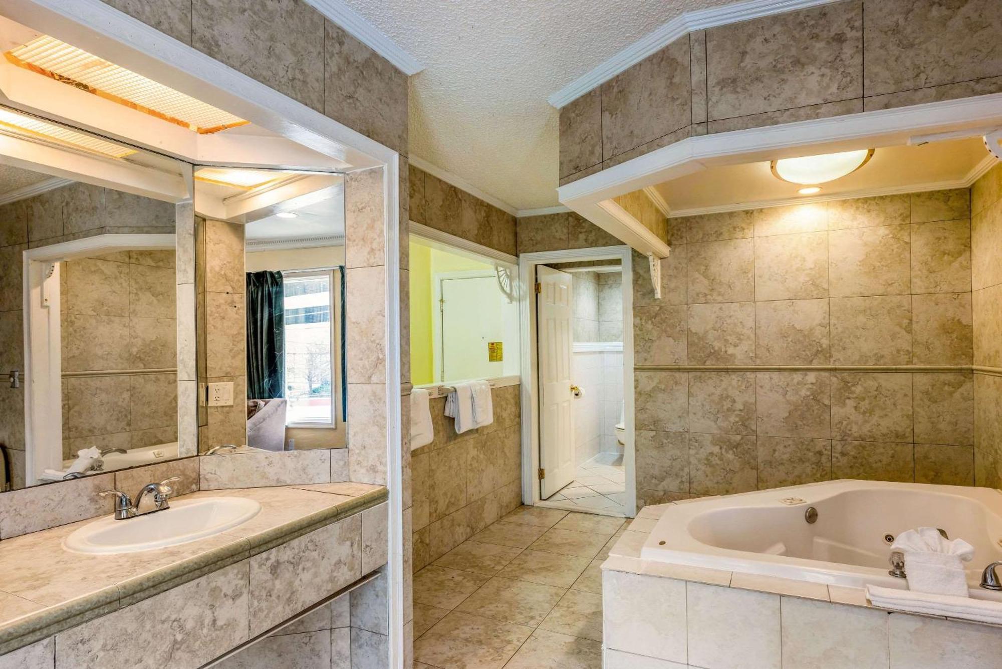 King Room Spa Bath Smoking